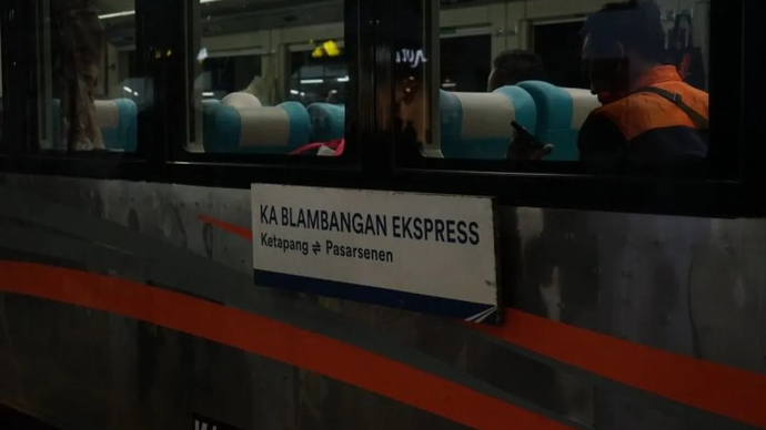 Arsip foto: KA Blambangan Ekspres rute Ketapang-Pasar Senen saat berhenti di Stasiun Jember. ANTARA/HO-Humas KAI Jember