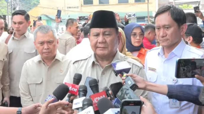 Prabowo Subianto Jengung Korban Kecelakaan Kereta di RSUD Bekasi