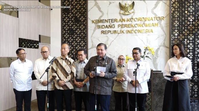 Presiden Prabowo menginstruksikan pemangkasan regulasi investasi yang menghambat agar sejalan dengan standar global OECD.