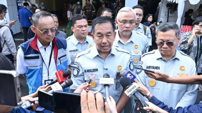 Direktur Utama PT Jasa Raharja Muhammad Awaluddin (tengah) memberikan keterangan kepada pers usai meninjau korban kecelakaan kereta di Bekasi, Jawa Barat. (ANTARA/HO-Jasa Raharja)