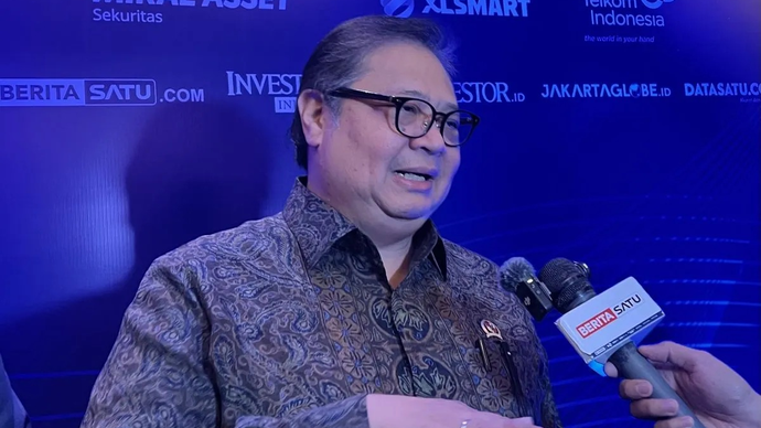 Menteri Koordinator Bidang Perekonomian Airlangga Hartarto memberi keterangan ketika ditemui di sela-sela acara Jakarta Globe Insight yang digelar di Jakarta, Selasa (28/4/2026). (ANTARA/Putu Indah Savitri)