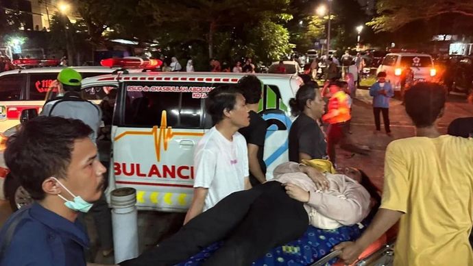 Sejumlah petugas dan warga mengevakuasi korban kecelakaan commuter line (KRL) jurusan Cikarang yang bertabrakan dengan Kereta Api (KA) Jarak Jauh Argo Bromo Anggrek di stasiun Bekasi Timur, Jawa Barat, Senin 27 April 2026 malam. ANTARA/Pradita Kurniawan Syah