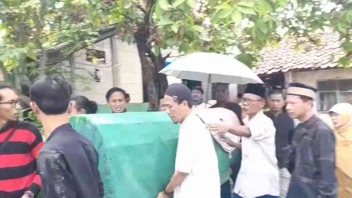 Korban meninggal dunia kecelakaan kereta api KRL Commuter Line Nurlaela diantar ke peristirahatan terakhir di Kampung Ceger, Desa Tanjungbaru, Kecamatan Cikarang Timur, Kabupaten Bekasi, Selasa.ANTARA/Pradita Kurniawan Syah.