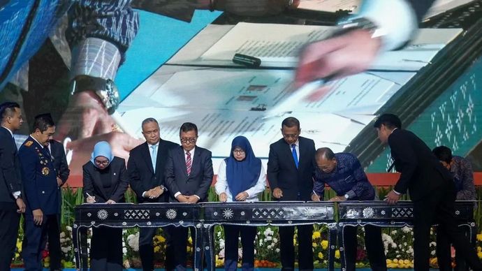 Wakil Menteri Koperasi Farida Farichah (ketiga kiri) dan Menteri Imigrasi dan Pemasyarakatan Agus Andrianto (kedua kiri) menghadiri pelaksanaan penandatanganan nota kesepahaman (MoU) terkait pemberdayaan, pembinaan dan penguatan ekonomi berbasis koperasi bagi warga binaan lapas di Tangerang, Senin 27 April 2026. (ANTARA/HO-Kemenkop)