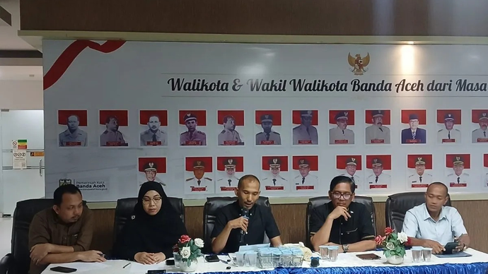 Pemerintah Kota Banda Aceh saat melaksanakan konferensi pers merespon kasus dugaan penganiayaan balita di daycare Banda Aceh, Selasa malam (28/4/2026). (ANTARA/Rahmat Fajri)