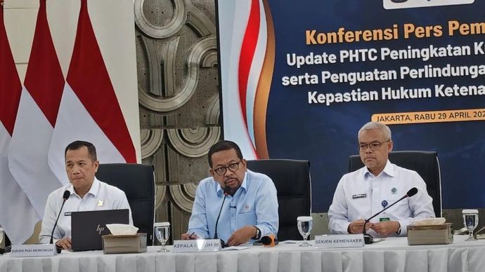 Kepala Badan Komunikasi Pemerintah (Bakom) RI Muhammad Qodari (tengah) dalam konferensi pers 