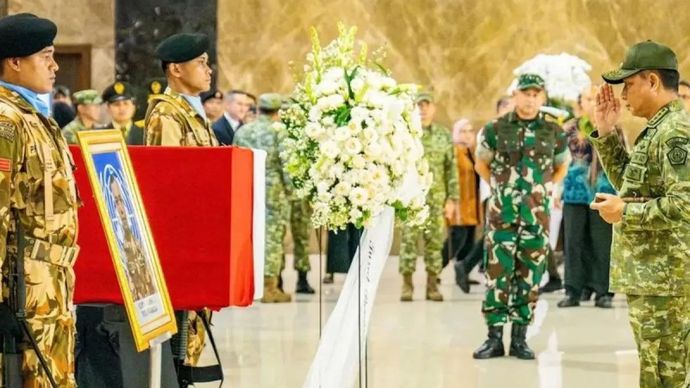 Panglima TNI Jenderal TNI Agus Subiyanto (kanan) saat memberikan hormat kepada jenazah Kopda Anumerta Rico Pramudia di Gedung VVIP Terminal 3 Bandara Internasional Soekarno-Hatta, Selasa (28/4/2026) (ANTARA/Ho-Tangkapan layar unggahan akun instagram @91agussubiyanto)