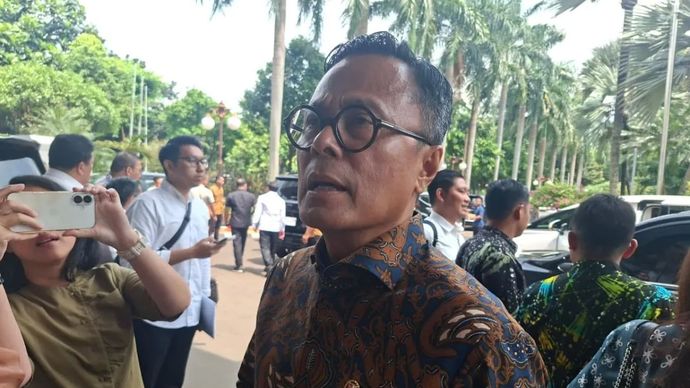 Kepala Badan Pengaturan BUMN Dony Oskaria menjawab pertanyaan wartawan di Kantor Kemenko Perekonomian, Jakarta, Selasa 24 April 2026. ANTARA/Bayu Saputra