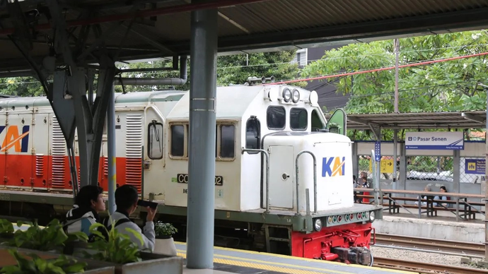 Ilustrasi - Penumpang menunggu kereta api di stasiun. (ANTARA/HO-PT KAI Daop 1 Jakarta).