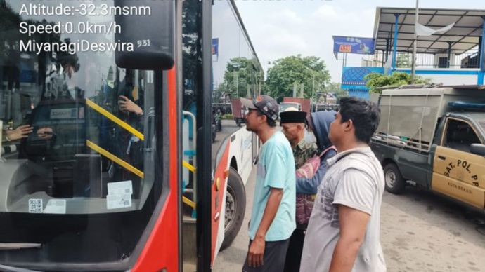 Transjakarta Dihadang Sopir Angkot di Bekasi