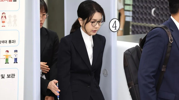 Kim Keon-hee (C), istri mantan Presiden Korea Selatan Yoon Suk-yeol, terlihat di Pengadilan Distrik Pusat Seoul di Seoul, Korea Selatan, 12 Agustus 2025. ANTARA/Xinhua HO-Newsis