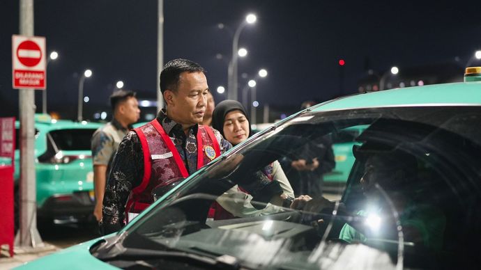 Direktur Jenderal Perhubungan Darat Aan Suhanan melakukan inspeksi mendadak (sidak) ke pool taksi Xanh SM (Green SM) di Bekasi, Jawa Barat, Selasa 28 April 2026 malam.  