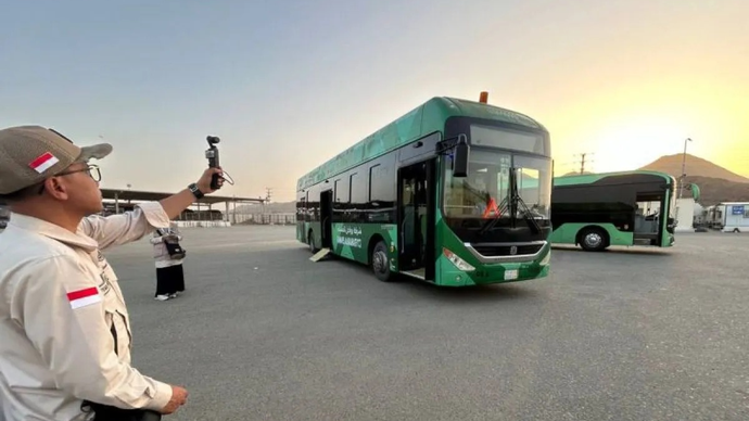 Petugas haji mendokumentasikan bus Shalawat yang akan dipergunakan oleh jamaah haji di Makkah, Arab Saudi, Rabu (29/4/2026). ANTARA/HO-MCH 2026