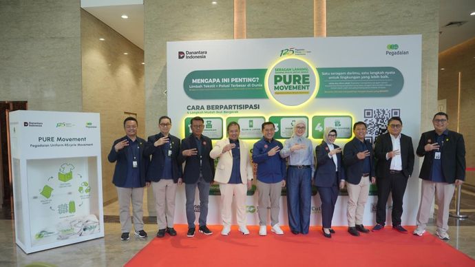 PT Pegadaian meluncurkan inisiatif PURE (Pegadaian Uniform REcycle) Movement untuk mengelola limbah tekstil dengan mendaur ulang seragam lama karyawan menjadi material kain baru guna mendukung UMKM binaan per Rabu, 22 April 2026. 