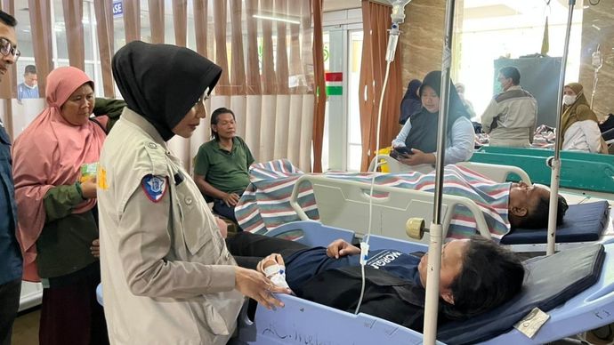 Psikolog Polri memberikan pemulihan mental kepada para korban kecelakaan kereta di Bekasi. 