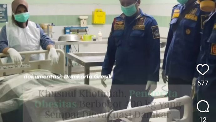 Petugas damkar hendak mengevaluasi jenazah Husnul Khotimah. 