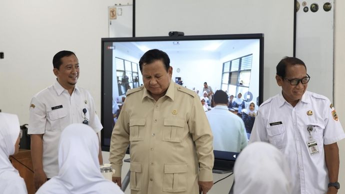Presiden RI Prabowo Subianto menargetkan penambahan tiga hingga empat unit Papan Interaktif Digital (PID) per sekolah di seluruh Indonesia sebagai langkah nyata digitalisasi pendidikan per Rabu, 29 April 2026. 