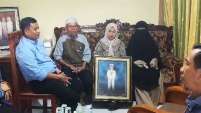 Tangkapan Layar - Camat Pattallassang Andi Pangeran (tiga kiri) didampingi stafnya berbincang dengan pihak keluarga Ashari Samadikun Kapten Kapal Tanker Honour 25 yang menjadi korban penyanderaan perompak Somalia di kediaman korban Desa Paccellekang, Kecamatan Pattalassang, Kabupaten Gowa, Sulawesi Selatan. ANTARA/Darwin Fatir. 