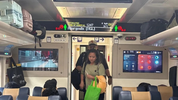 Penumpang kereta api. PT Kereta Api Indonesia (Persero) Daerah Operasi 1 Jakarta memastikan operasional perjalanan kereta api dari Stasiun Pasar Senen dan Stasiun Gambir, Jakarta telah kembali normal usai kecelakaan di Stasiun Bekasi Timur pada Senin (27/4/2026). ANTARA/HO-PT KAI Daop 1 Jakarta.
