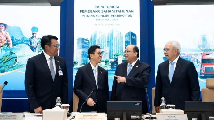 Komisaris Utama/Independen Bank Mandiri Zulkifli Zaini (kedua dari kiri) dan Direktur Utama Bank Mandiri Riduan (kedua dari kanan) bersama jajaran berfoto bersama dalam Rapat Umum Pemegang Saham Tahunan (RUPST) di Jakarta, Rabu 29 April 2026. (ANTARA/HO-Bank Mandiri)