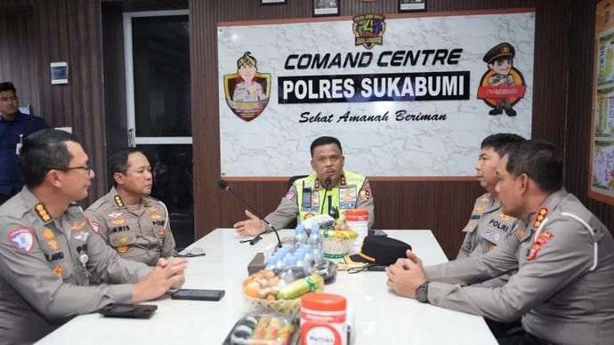 Kepala Korlantas (Kakorlantas) Polri Irjen Pol. Agus Suryonugroho (tengah) melaksanakan rapat koordinasi terkait pengawalan ribuan massa buruh May Day di wilayah Cibadak, Polres Sukabumi, Jawa Barat, Kamis (30/4/2026). ANTARA/HO-Korlantas Polri.