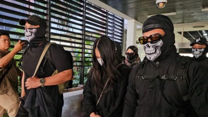 Keluarga Erwin Iskandar alias Koko Erwin yang terdiri dari istri dan kedua anaknya dibawa oleh tim penyidik Direktorat Tindak Pidana Narkoba (Dittipidnarkoba) ke kantor Bareskrim di Markas Besar (Mabes) Polri, Jakarta hari ini. (ANTARA/Azmi Samsul M)