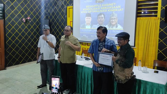 Syahganda Nainggolan mengisahkan awal-mula dirinya dan Rocky Gerung bisa hadir di Istana dalam pelantikan Jumhur Hidayat. 