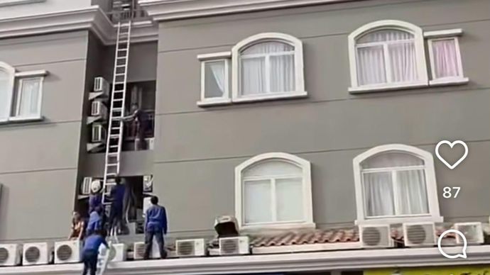 Evakuasi korban kebakaran Apartemen Mediterania Garden, Tanjung Duren, Jakarta Barat. 