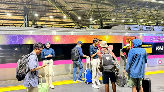 Sejumlah penumpang bersiap menaiki kereta api jarak jauh. ANTARA/HO-Dokumentasi KAI