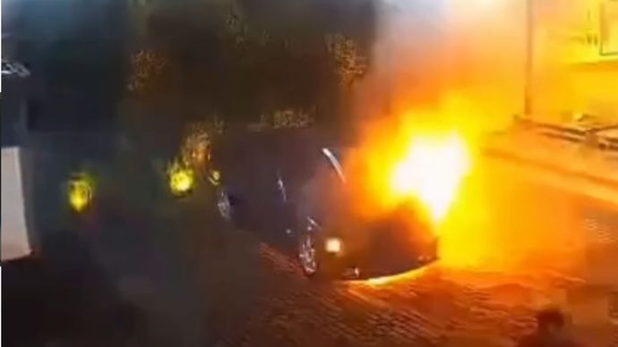 Mobil BMW E36 dilaporkan meledak dan terbakar di depan rumah makan Padang Payakumbuah, Kota Bogor.