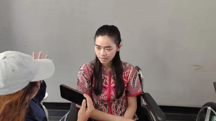 Seorang wanita penghuni Apartemen Mediterania, Gedung C, lantai 26, bernama Joy (24) memakai selang oksigen setelah menerobos asap kebakaran yang mengepul di lorong dan jalur akses evakuasi gedung apartemen tersebut di Jakarta Barat, Kamis (30/4/2026). ANTARA/Risky Syukur.