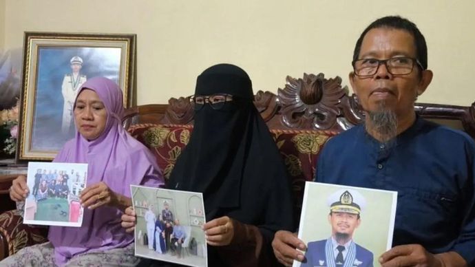 Arsip foto - Keluarga salah satu awak yang menjadi korban pembajakan kapal MT Honour 25 di Somalia menunjukkan foto korban kepada wartawan di Gowa, Sulawesi Selatan. ANTARA.