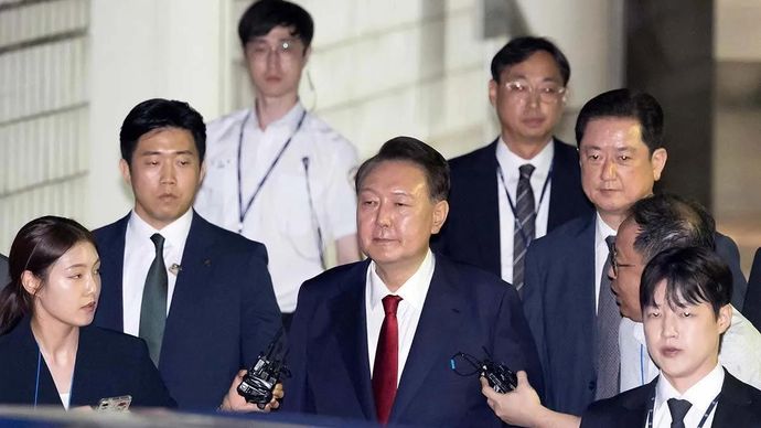 Arsip foto - Mantan Presiden Korea Selatan Yoon Suk-yeol setelah sebuah sidang di Seoul, Korea Selatan, Rabu (9/7/2025). /ANTARA/Xinhua/HO-NEWSIS/aa.