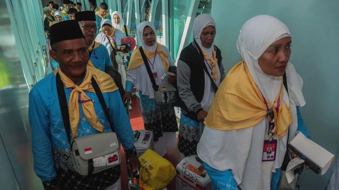 Ilustrasi - Jamaah calon haji mengantre masuk ke dalam pesawat di Bandara Sultan Babulah Ternate, Maluku Utara, Rabu 29 April 2026. (ANTARA FOTO/Andri Saputra)