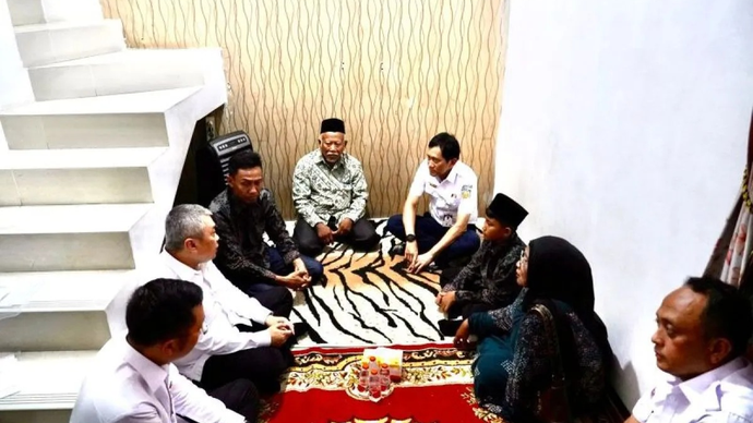 Direktur Utama KAI Bobby Rasyidin bersama Menteri Perhubungan Republik Indonesia Dudy Purwagandhi dan Direktur Jenderal Perkeretaapian Allan Tandiono dalam kegiatan takziah kepada keluarga korban pada Rabu (29/4)