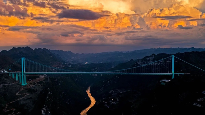 Pemandangan Jembatan Ngarai Besar Huajiang di Provinsi Guizhou, China barat daya, dipotret dari udara pada 28 September 2025. (ANTARA/Xinhua/Yang Wenbin)
