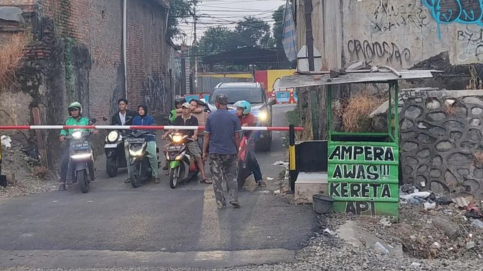 Perlintasan kereta sebidang JPL 86 yang berlokasi di Jalan Ampera, dekat Stasiun Bekasi Timur dipasangi palang pintu. PT Kereta Api Indonesia (Persero) Daop 1 Jakarta memasang palang pintu sementara di lokasi tersebut untuk meningkatkan keselamatan perjalanan kereta dan pengguna jalan. ANTARA/HO-PT KAI Daop 1 Jakarta.