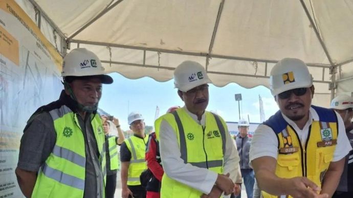 Menteri Sosial Saifullah Yusuf (Gus Ipul) saat meninjau perkembangan pembangunan Sekolah Rakyat di daerah Kedung Cowek Surabaya, Jawa Timur, Minggu (3/5/2026). ANTARA/Willi Irawan