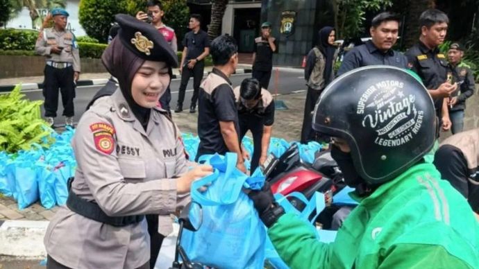 Arsip - Sejumlah anggota Polda Metro Jaya membagikan bantuan sembako kepada ojol dan buruh harian lepas di wilayah Polda Metro Jaya, Jumat (10/4/2026) (ANTARA/HO-Humas Polda Metro Jaya)