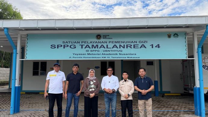Ketua Umum DPP APPMBGI, Abdul Rivai Ras (tiga dari kanan) meninjau Dapur MBG Unhas, Minggu, 3 Mei 2026.