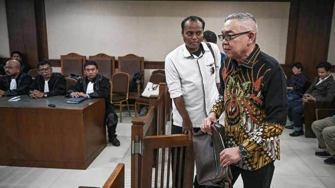 Terdakwa kasus dugaan korupsi terkait pengadaan gas alam cair atau liquefied natural gas (LNG) di PT Pertamina (Persero) Hari Karyuliarto (kanan) bersiap menjalani sidang tuntutan di Pengadilan Tipikor, Jakarta, Senin (13/4/2026). Jaksa penuntut umum