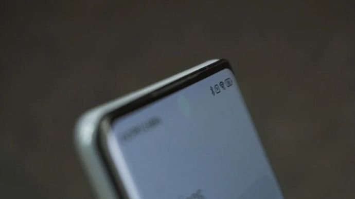 Kamera di bawah layar Xiaomi Mix 4 tampak samar-samar dari tampilan samping. (Foto: Istimewa via Gizmochina)