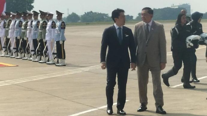 Menteri Pertahanan RI Sjafrie Sjamsoeddin (kanan) dan Menteri Pertahanan Jepang Koizumi Shinjiro (kiri) saat mendarat di Lanud Halim Perdanakusuma, Jakarta Timur, Senin 4 Mei 2026. ANTARA/Walda Marison