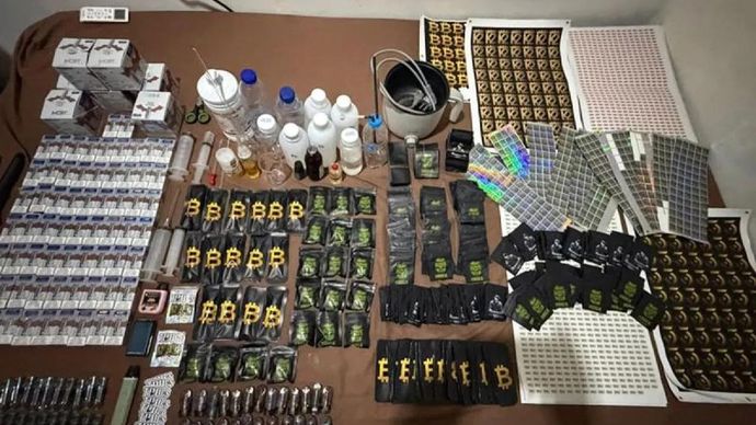Barang bukti yang diamankan Polda Metro Jaya dalam pengungkapan praktik Clandestine Lab pembuatan Cartridge Vape yang mengandung Narkotika golongan II jenis Etomidate di wilayah Tamansari, Jakarta Barat, Jumat 1 Mei 2026. ANTARA/HO-Humas Polda Metro Jaya/aa.