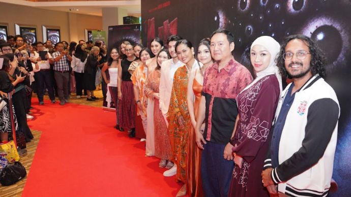 Gala Premiere Film AIN.. Dibintangi oleh Brittany Fergie, Putri Ayudya, Bara Valentino, Clara Kaizer, Cindy Purba, hingga Bea Random, film ini menyuguhkan performa yang intens dan emosional, memperkuat atmosfer teror yang semakin mencekam dari awal hingga akhir. Mengangkat fenomena yang dekat dengan kehidupan modern, &rsquo;Ain mengisahkan seorang beauty influencer yang hidupnya terlihat sempurna di media sosial. Namun di balik popularitas dan validasi yang ia terima, tersembunyi ancaman tak kasat mata&mdash;&rsquo;ain atau evil eye, sebuah energi negatif dari tatapan penuh iri yang dipercaya mampu membawa malapetaka. 