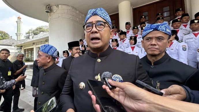 Wali Kota Bandung Muhammad Farhan saat memberikan keterangan di Kota Bandung, Jawa Barat, Senin 4 Mei 2026. (ANTARA/Rubby Jovan)