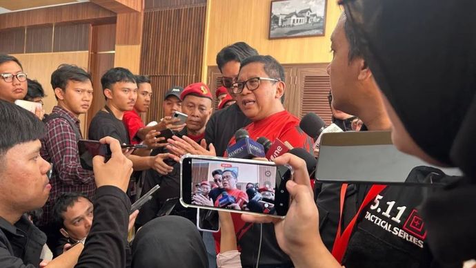 Sekjen PDIP Hasto Kristiyanto memberikan keterangan kepada wartawan usai menghadiri Peringatan Hari Buruh Internasional 2026 PDIP dengan tema &ldquo;Banteng Pro Pekerja: Buruh Berdaulat, Indonesia Berdikari&rdquo; yang diadakan di GOR Otista, Jakarta Timur, Minggu 3 Mei 2026 (ANTARA/Laily Rahmawaty)