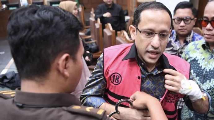 Terdakwa kasus dugaan korupsi pengadaan Chromebook dalam program digitalisasi pendidikan di Kemendikbudristek Nadiem Makarim (tengah) mengenakan rompi saat jeda sidang di Pengadilan Tipikor, Jakarta, Senin 4 Mei 2026. ANTARA FOTO/M Risyal Hidayat/bar.