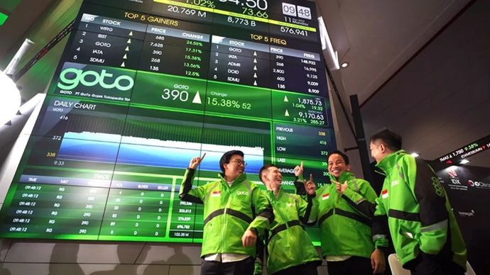 Grafik saham PT GoTo Gojek Tokopedia Tbk (GOTO) yang terlihat di monitor Bursa Efek Indonesia (BEI). 