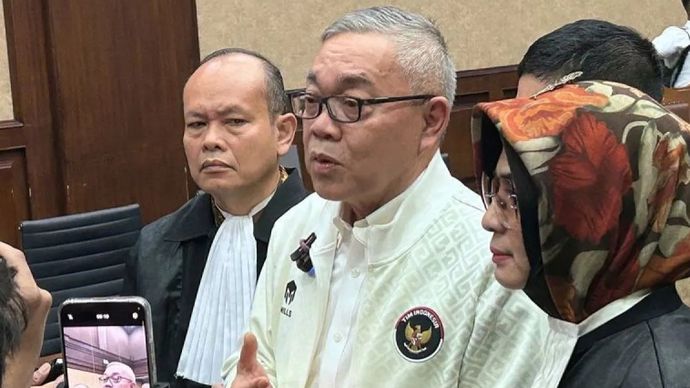 Direktur Gas PT Pertamina (Persero) periode 2012-2014 Hari Karyuliarto (tengah) saat ditemui usai sidang pembacaan putusan di Pengadilan Tipikor pada PN Jakpus, Senin (4/5/2026). ANTARA/Agatha Olivia Victoria/aa.
